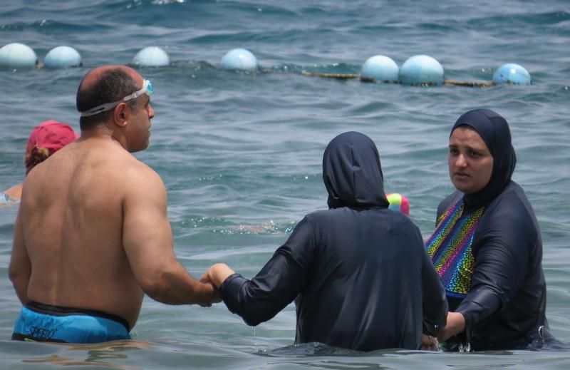 Во Франции приостановили запрет на мусульманские купальники