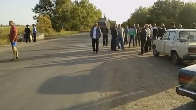 На Миколаївщині жителі перекрили дорогу – вимагають ремонту