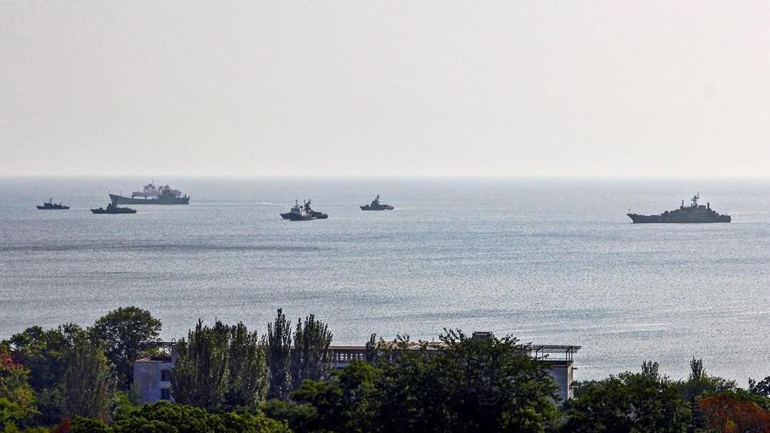 Росія стягує у Крим авіацію та військові кораблі: фото і відео