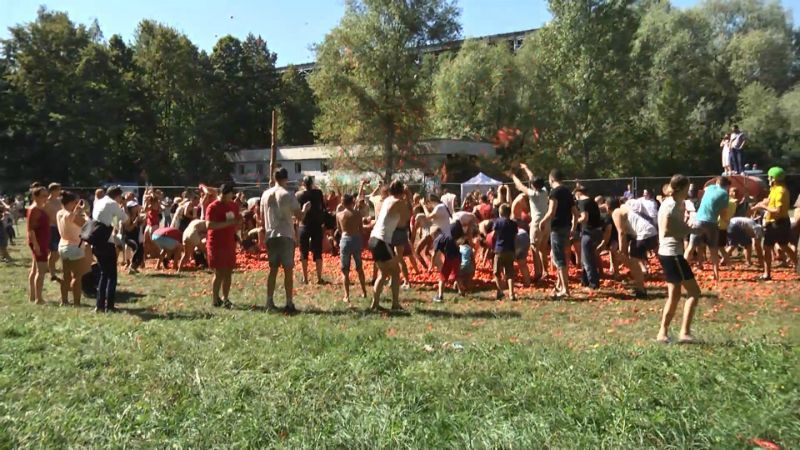 Большая томатная битва произошла в Киеве Большая томатная битва произошла в Киеве