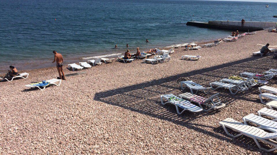 Як туристичний сезон добігає кінця у Криму: фото з найпопулярніших пляжів півострова