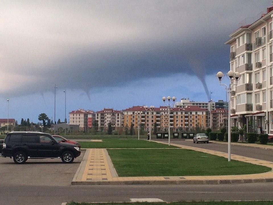 Над російським курортом пройшов потрійний смерч: з'явились вражаючі кадри Над російським курортом пройшов потрійний смерч: з'явились вражаючі кадри