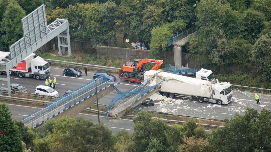 Пішохідний міст завалився на важливій магістралі у Британії: є потерпілі 