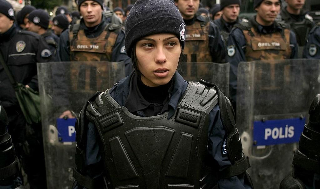 Жінкам-поліцейським у Туреччині дозволили носити хіджаб