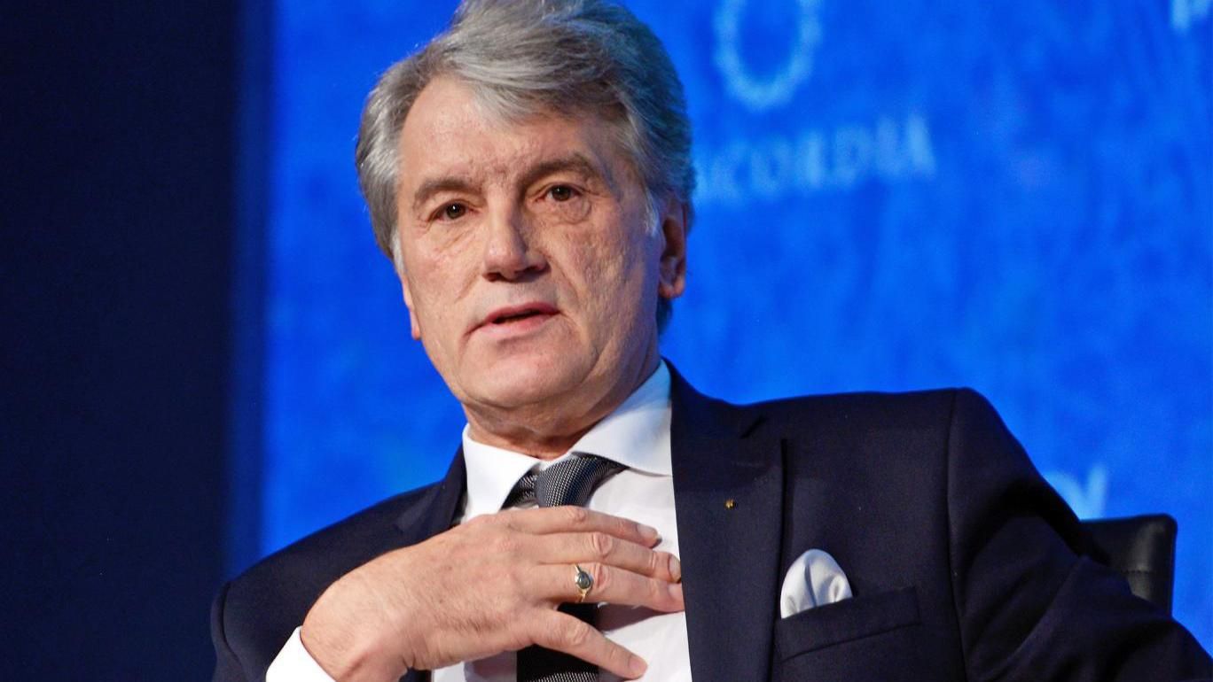 Ющенко заметили на рынке за прилавком и с бумажным стаканчиком