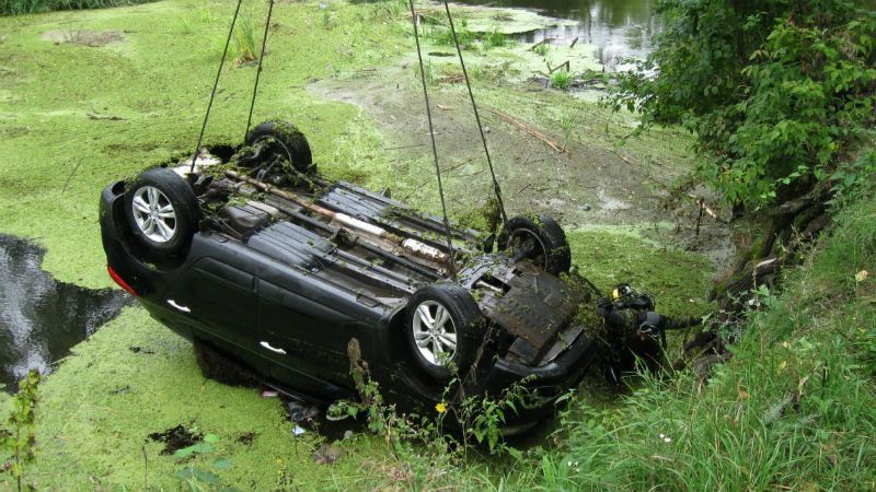 Рятувальники дістали з річки автомобіль і двох загиблих жінок на Харківщині