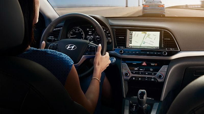 Чем удивляет новая модель Hyundai Elantra: тест-драйв автомобиля