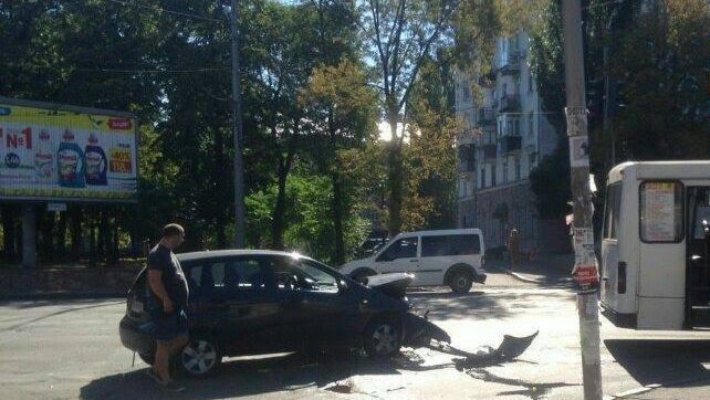 Легковик протаранив маршрутку в Києві Легковик протаранив маршрутку в Києві