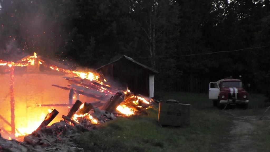 Масштабна пожежа на Чернігівщині: вогнем знищено 7 будівель складу