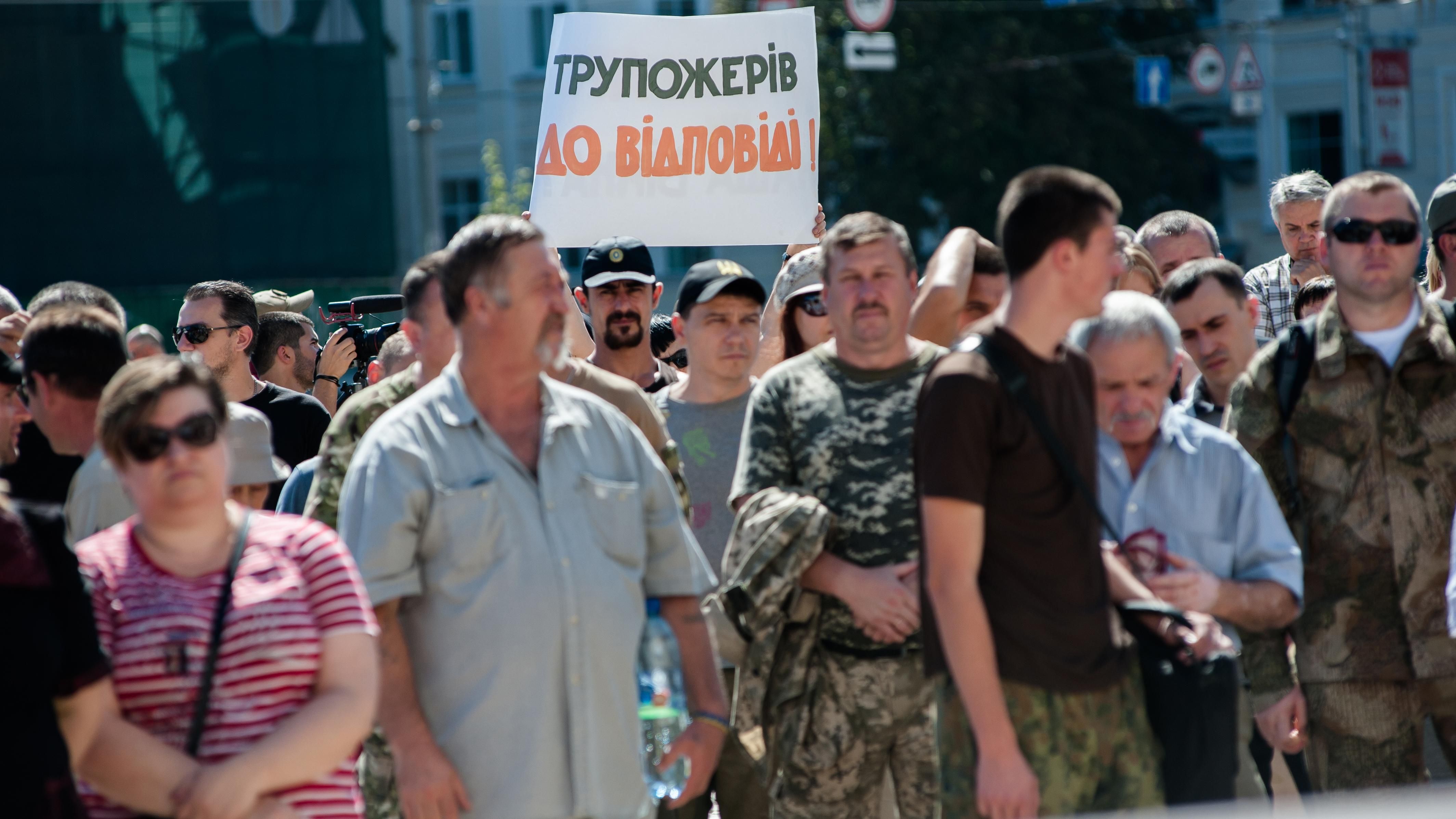 Родственники погибших Героев под Иловайском намерены с претензиями посетить Луценко Родственники погибших Героев под Иловайском намерены с претензиями посетить Луценко