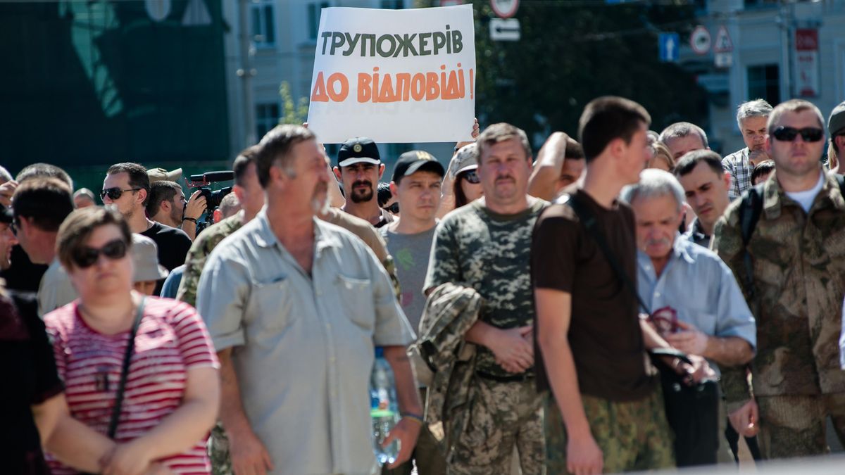Родственники погибших Героев под Иловайском намерены с претензиями посетить Луценко Родственники погибших Героев под Иловайском намерены с претензиями посетить Луценко