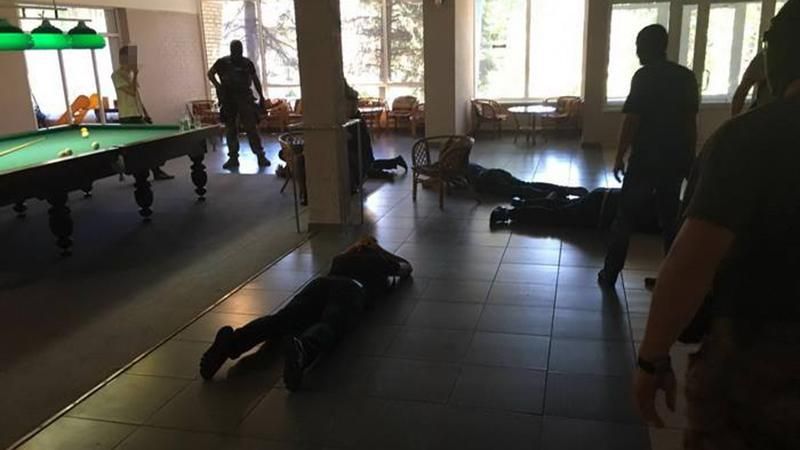 Более 100 бандитов задержали на похоронах "вора в законе" Более 100 бандитов задержали на похоронах "вора в законе"