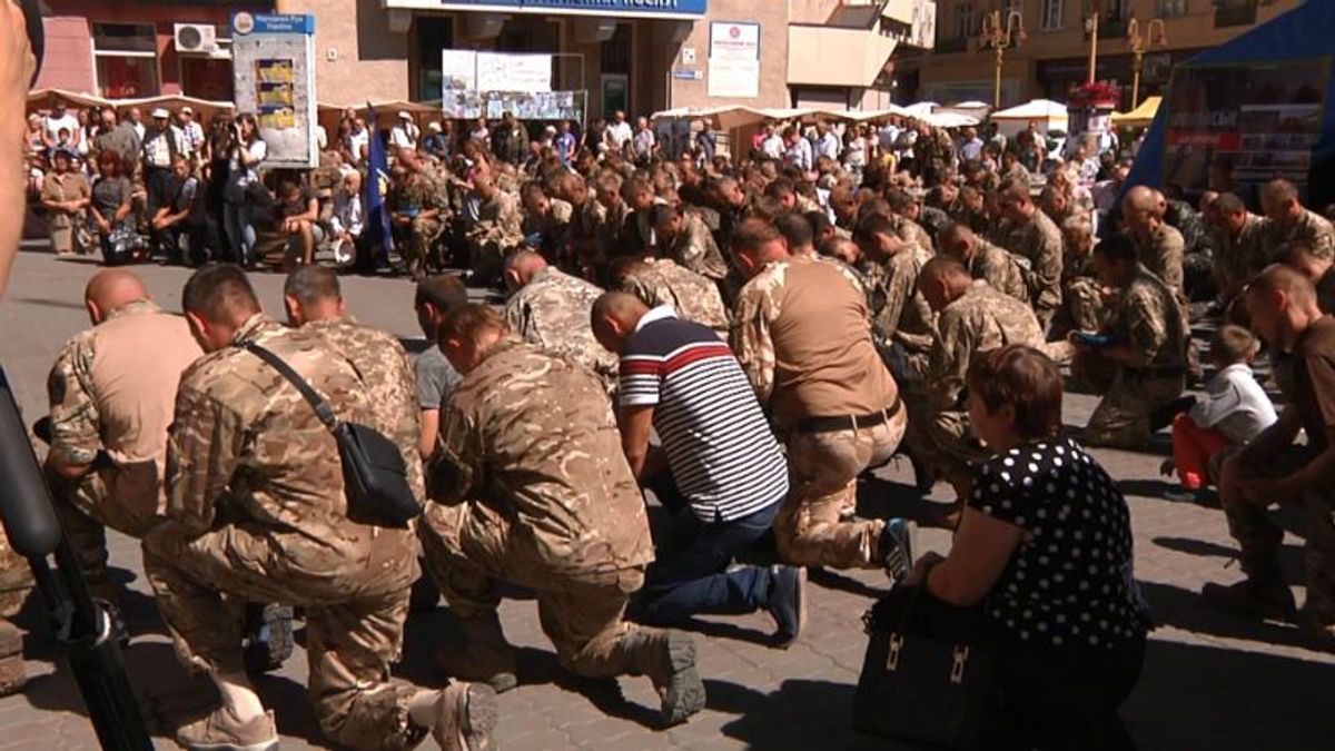 В Ивано-Франковске почтили память жертв Иловайской трагедии В Ивано-Франковске почтили память жертв Иловайской трагедии