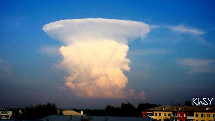 Россиян напугало огромное облако в виде ядерного гриба: фото и видео природной аномалии