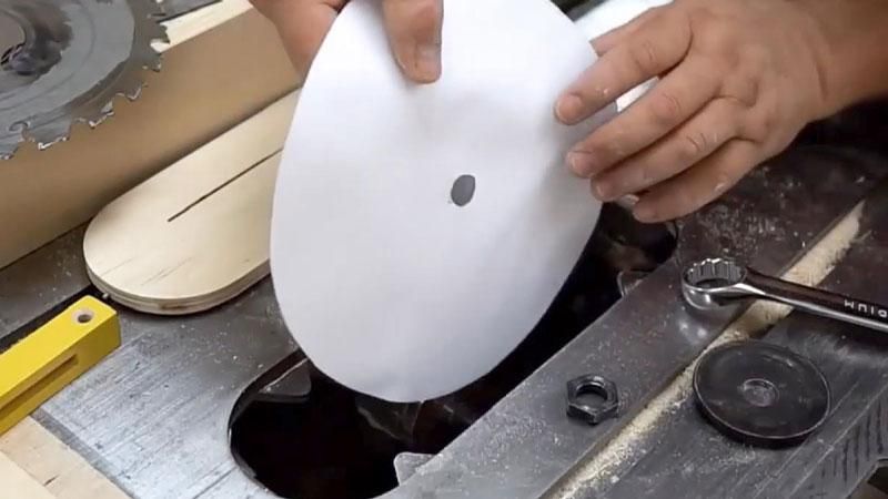 Мужчина смастерил пилу из бумаги, острую как нож Мужчина смастерил пилу из бумаги, острую как нож