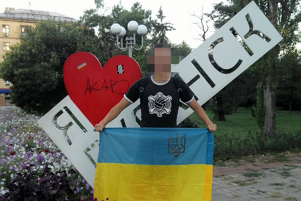 Еще один смельчак вышел в центр Луганска с украинским флагом
