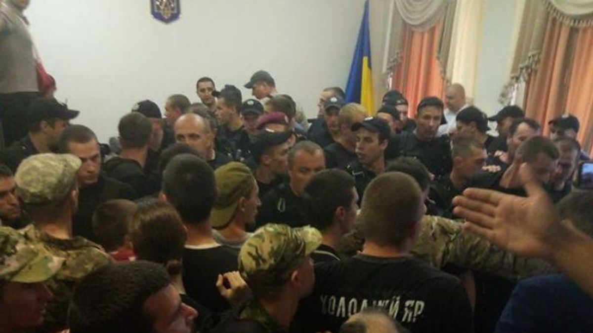 Розгляд справи теракту під Радою: з'явилось відео сутичок в залі суду Розгляд справи теракту під Радою: з'явилось відео сутичок в залі суду