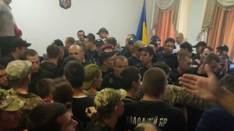 Розгляд справи теракту під Радою: з'явилось відео сутичок в залі суду