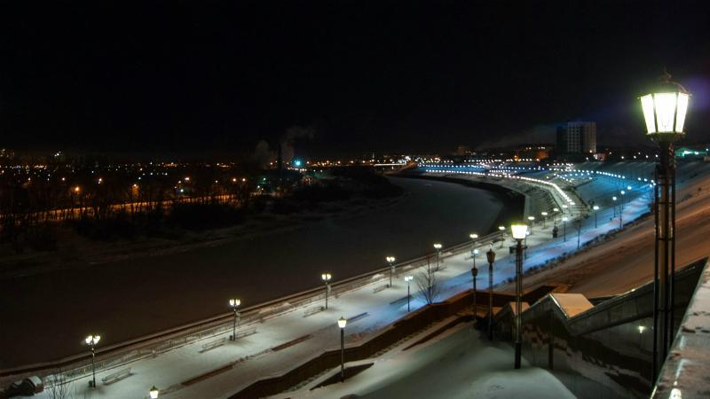 Суровая Тюмень: вместо фонарей набережную "освещают" наклейками