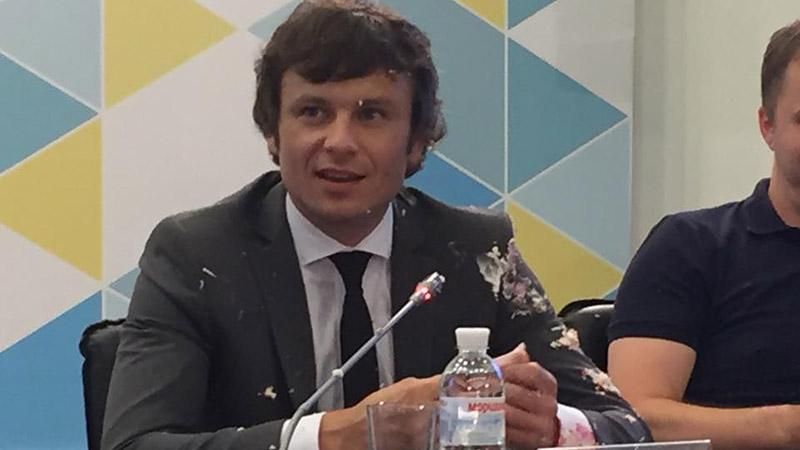 Розлючений студент жбурнув тортом в заступника міністра фінансів Розлючений студент жбурнув тортом в заступника міністра фінансів