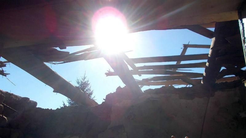 Кількаметрові вирви і обірвані дроти: терористи гатили по Красногорівці танковими снарядами