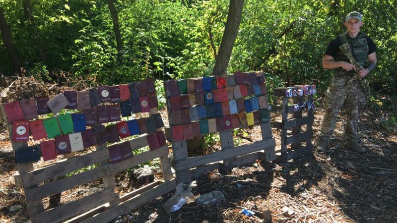 На блокпості влаштували виставку "реліквій" фанатів "русского мира" На блокпості влаштували виставку "реліквій" фанатів "русского мира"