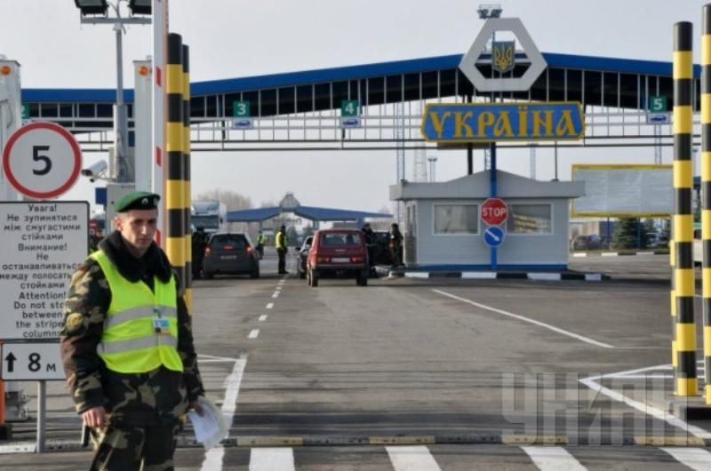 Более половины украинцев стремятся выехать за границу