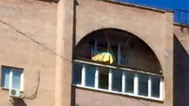Український прапор вивісили на будинку, де живе бойовик Моторола 
