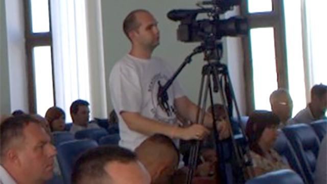 Оператор засвітився у Лисичанську в антиукраїнській футболці: з'явилися фото Оператор засвітився у Лисичанську в антиукраїнській футболці: з'явилися фото