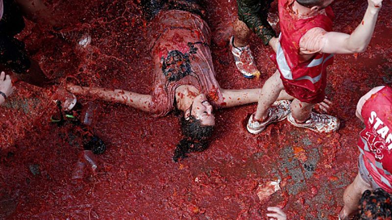 Томатный бой в Испании: зрелищные фото