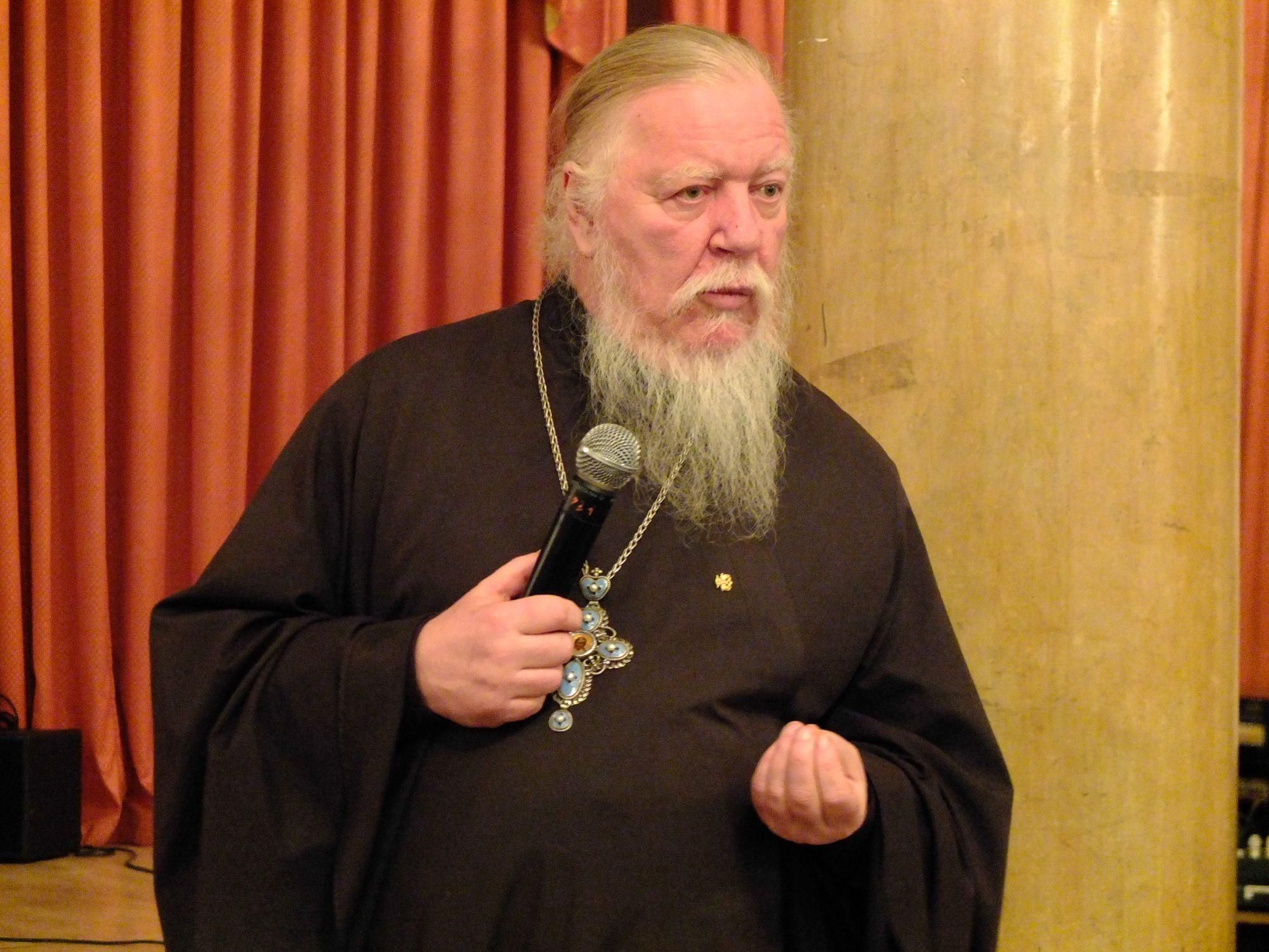 Російський священик пояснив, чому молоді шкідливо цілуватись Російський священик пояснив, чому молоді шкідливо цілуватись