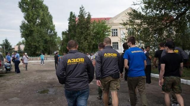 Село в Одесской области опасается мести цыган, приехал "Азов"