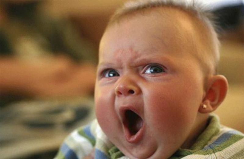 Малюк сміється так, ніби планує захопити світ: кумедний ролик Малюк сміється так, ніби планує захопити світ: кумедний ролик