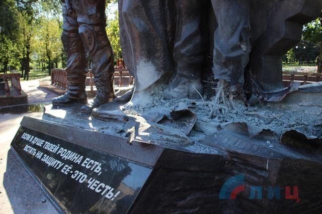 Памятник боевикам взорвали в Луганске