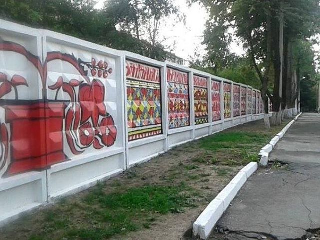 214-метрову вишиванку створили на огорожі школи у Вінниці 214-метрову вишиванку створили на огорожі школи у Вінниці