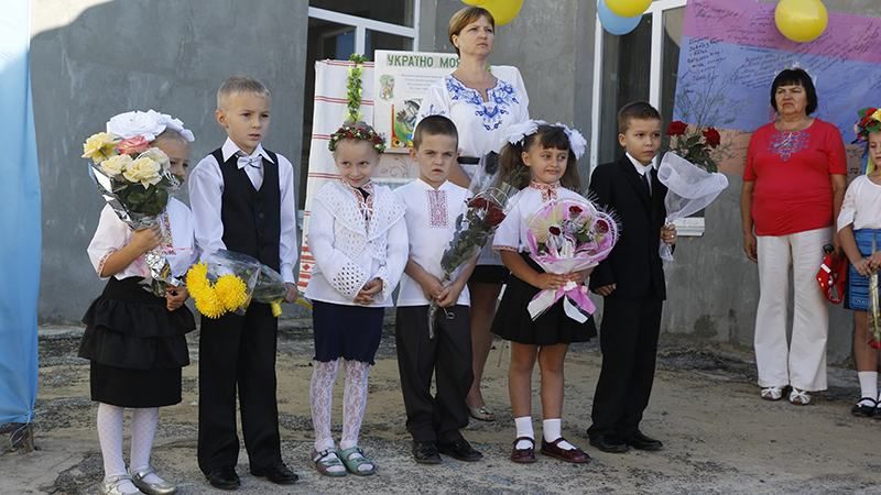 Діти у вишиванках і зруйновані класи: Перший дзвоник у Красногорівці Діти у вишиванках і зруйновані класи: Перший дзвоник у Красногорівці