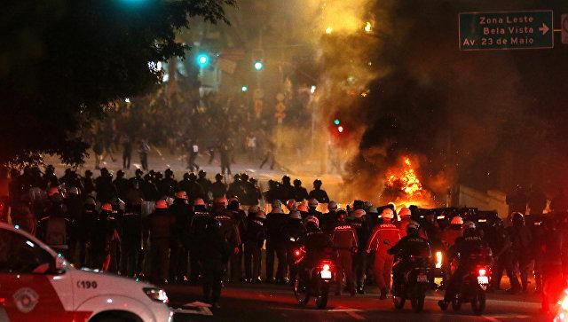 У Бразилії почалися масові сутички з поліцією