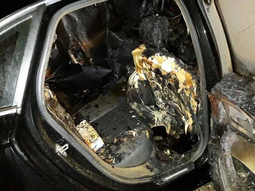 Неизвестные сожгли авто жены депутата в Сумах