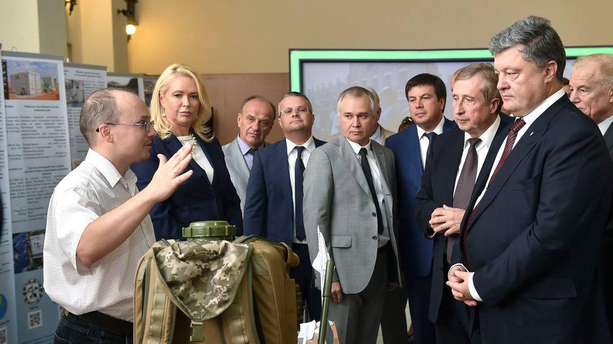 Порошенку показали удосконалену військову зброю Порошенку показали удосконалену військову зброю