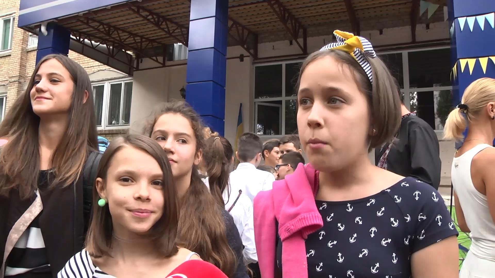 Родители и учителя киевской школы объяснили, почему отказались от букетов на 1 сентября