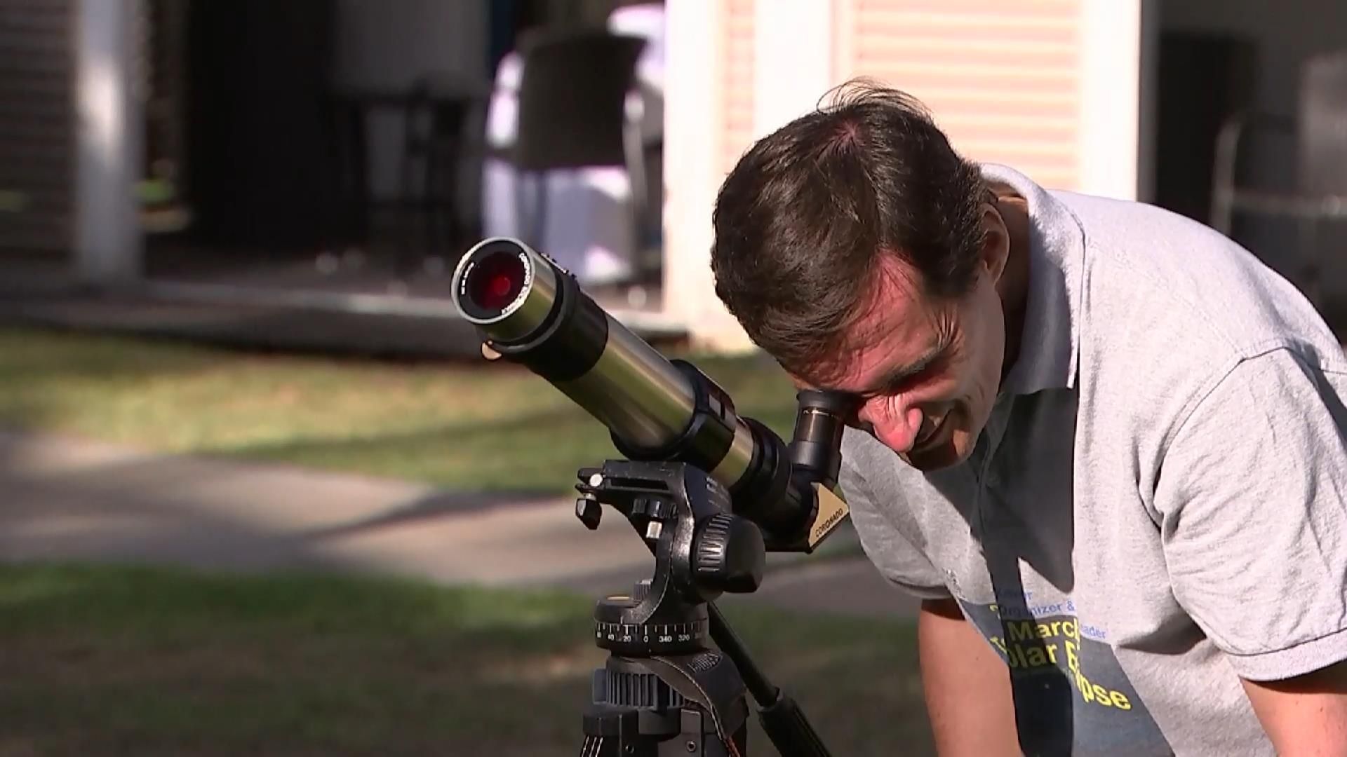 Жители Земли стали свидетелями редкого солнечного затмения Жители Земли стали свидетелями редкого солнечного затмения