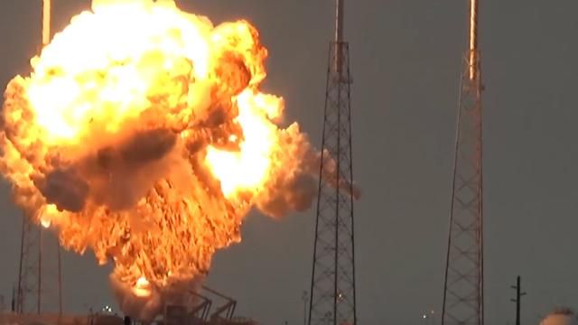 Появилось зрелищное видео мощного взрыва ракеты Falcon 9