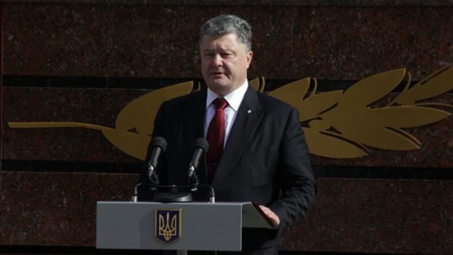 Порошенко поблагодарил США за новые санкции и призвал ЕС не отставать