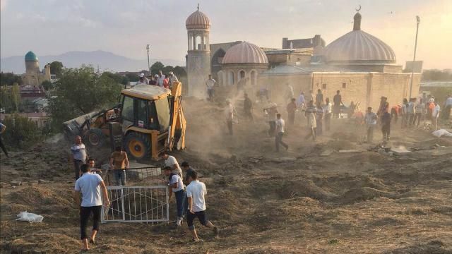 Опубліковані фото, як в рідному місті Карімова готуються до його похорону Опубліковані фото, як в рідному місті Карімова готуються до його похорону