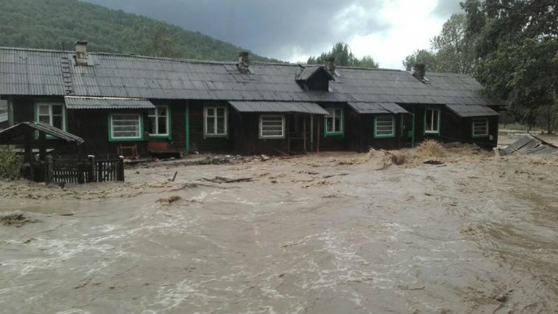 Потужний тайфун обрушився на Росію: цілі села пішли під воду