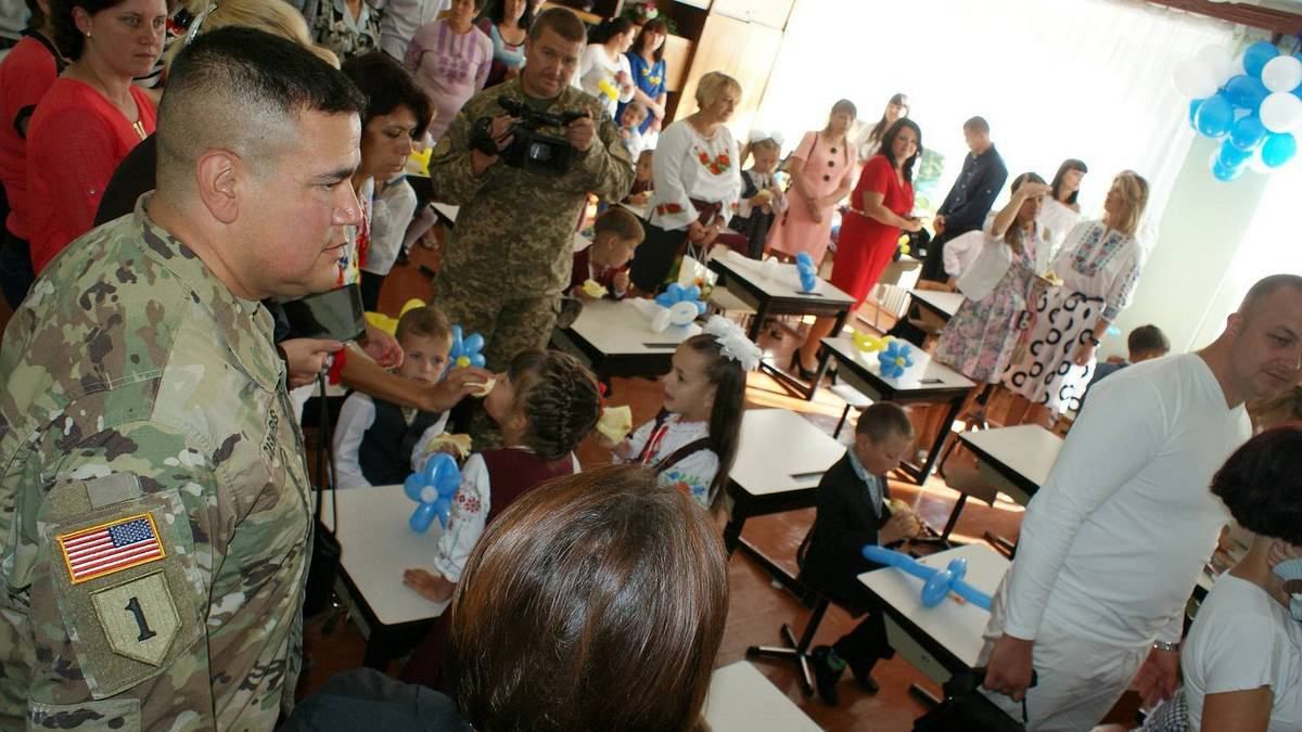 Американские военные отремонтировали сельскую школу Американские военные отремонтировали сельскую школу