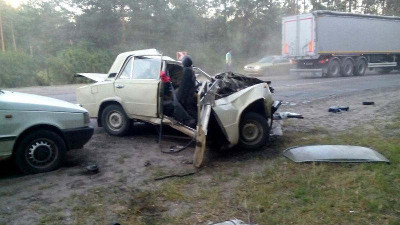 Моторошна аварія. Вантажівка понівечила легковик до невпізнання Моторошна аварія. Вантажівка понівечила легковик до невпізнання