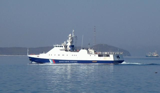 Корабль ФСБ России вплотную подплыл к украинскому острову