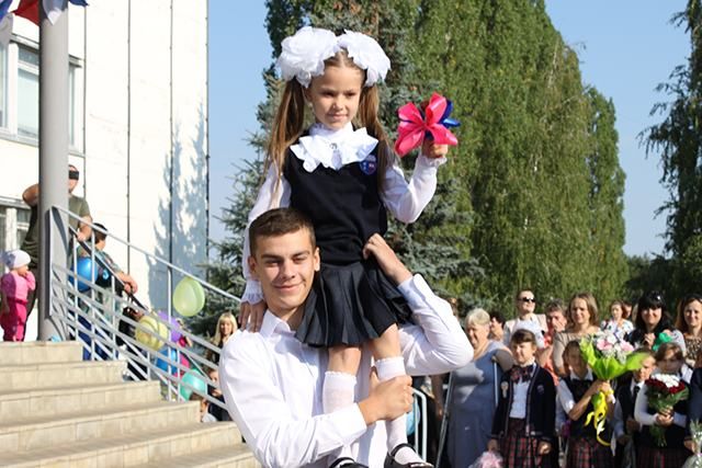 Автомати та вибухи: як у Росії святкували Перший дзвоник Автомати та вибухи: як у Росії святкували Перший дзвоник