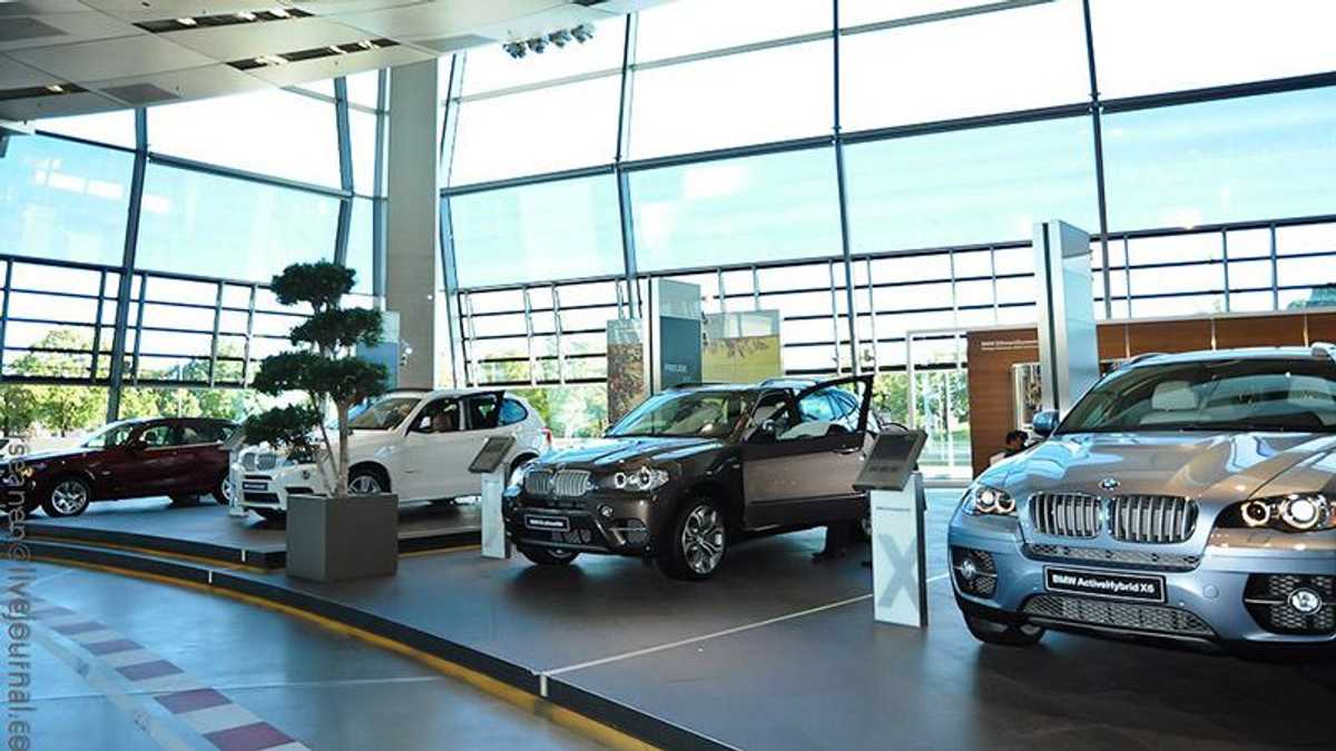 В России из автосалона похитили четыре BMW за 100 секунд - 24 Канал